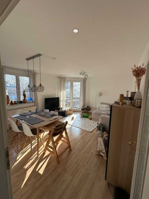 Exklusive, sanierte 3-Raum-Wohnung mit Balkon und Einbauküche in München Feldmoching