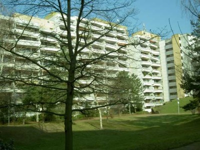 Haus im Haus: 5-Zimmer-Maisonette-Wohnung in ruhiger Lage mit 2 Bädern, 3 Balkonen und einer Garage