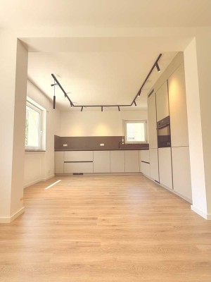 Erstbezug nach Sanierung: Stilvolle 2-Zimmer-Hochparterre-Wohnung mit lux. Innenausstattung