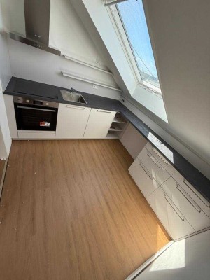 Stilvolle frisch sanierte 3-Zimmer-Dachgeschosswohnung mit gehobener Innenausstattung in Köln Deutz