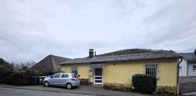 3-4 Familienhaus mit Bungalow, 4 Garagen und großer Halle!