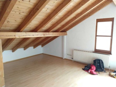 Wunderschöne, helle und gepflegte 1-Zimmer-DG-Wohnung mit Balkon in Geretsried