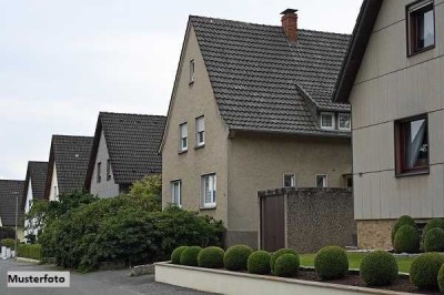 Einfamilienhaus mit Vorgarten und Garage