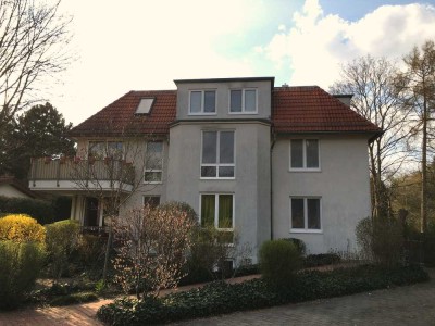 3-Zimmer-Dachgeschosswohnung mit Balkon im Grünen + 250m zum Wasser