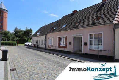 Modernisiertes Stadthaus mit ca. 263m² Wfl., Terrasse, pflegeleichtes Grdst. & 2 WE in Grimmen!