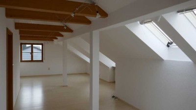 Schöne, lichtdurchflutete, zwei Zimmer Dachgeschoßwohnung