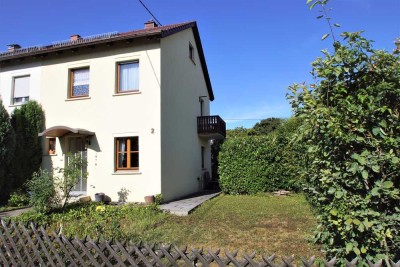 Attraktives Reiheneckhaus mit Garten und Carport in beliebter Wohnlage