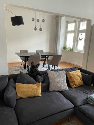 Frisch renovierte, sonnige Altbauwohnung mit drei Zimmern sowie Balkon und Einbauküche