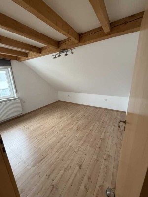 Gemütliche 3-Zimmer-Dachgeschosswohnung mit 65 m² in Dietenheim - ab sofort verfügbar!