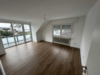 Renovierte 2,5-Zimmer-Dachgeschosswohnung mit neuem Balkon