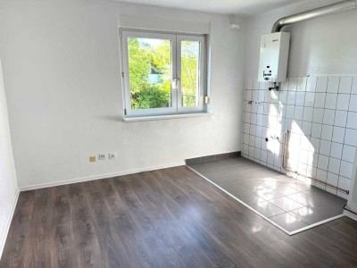 KLEIN aber FEIN - NUR für 1 PERSON * Laminat * Bad mit Dusche + Fenster * Elektroheizung *