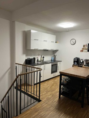 Moderne teilmöblierte 4-Zimmerwohnung über 2 Etagen mit Erker in Giesing