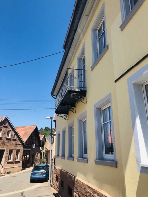 Ansprechende, vollständig renovierte 3-Zimmer-Erdgeschosswohnung in Hochstätten sucht neue Mieter