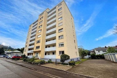 Schöne 3-Zi.-Wohnung mit Aufzug, EBK & überdachtem Balkon – sofort bezugsfertig in Gernsbach