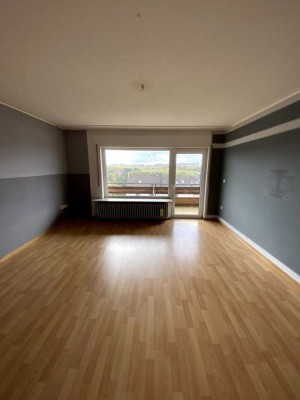 Großzügige und helle 3 Zimmer, Küche und Bad Wohnung mit Balkon auf dem Kirchberg