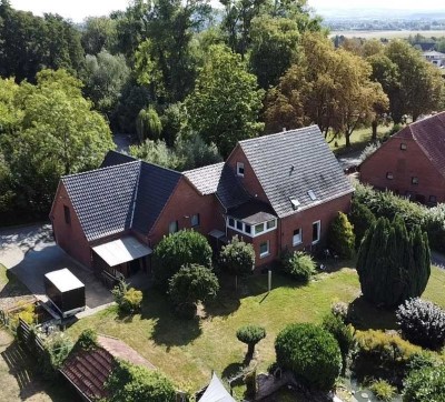 Gepflegtes Zweifamilienhaus mit Gartenidylle, Teich, und Wohnkomfort für die Familie