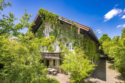 Denkmalgeschützte Rarität: Zauberhafter Hof von 1650 in idyllischer Lage mit Alpenblick