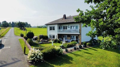Großzügiges Anwesen mit viel Charm und Stil