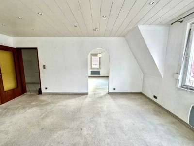 Großzügige, renovierungsbedürftige 3-Zimmer-Wohnung in S-Untertürkheim