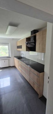 Exklusive, sanierte 4-Zimmer-Wohnung mit geh. Innenausstattung mit Balkon und EBK in Schopflenberg