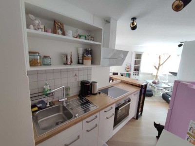 Schöne und sehr helle renovierte 2-Zimmer OG-Wohnung - Süd-Ausrichtung m. Balkon