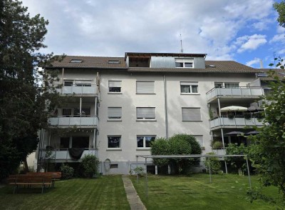 Großzügige Dachgeschosswohnung mit 2 Bädern und Gartenmitbenutzung!