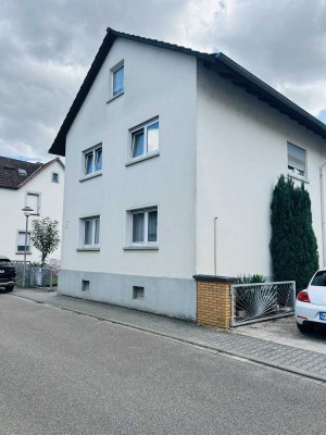 Einfamilienhaus verbindet Wohnen und Arbeiten mit angrenzender Halle/Garage