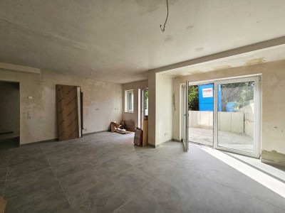 Kernsanierte 2 ZKB-Wohnung mit großer Terrasse
