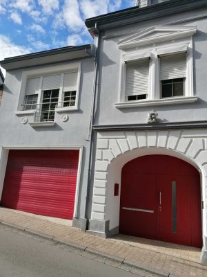 Sehr schöne Wohnung im Stil einer Doppelhaushälfte mit zwei Terrassen, Pool u. Garage in Ottweiler