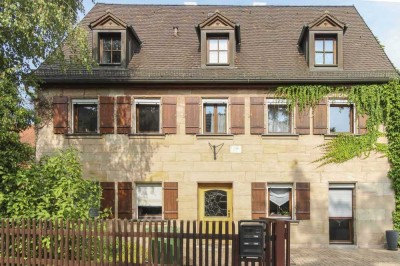 Familienidyll: Sanierungsbedürftiges Einfamilienhaus mit Einliegerwohnung, Garten und Carport