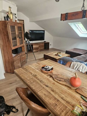 1400 € - 95 m² - 4.0 Zi.
Warmvermietung inkl. Internet, Strom, (Überschussregelung) 
2 Stellplätze,