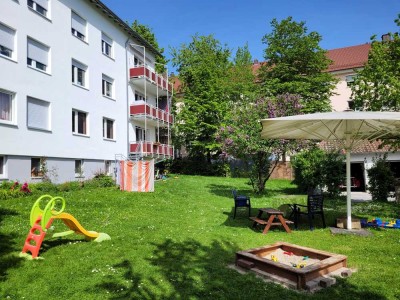 Helle, gepflegte EG Wohnung in top Lage - 4 Zimmer, 2 Balkone mit direktem Zugang zu großem Garten