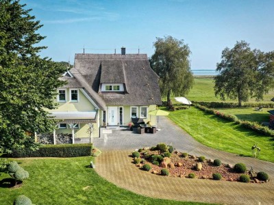 Refugium unter Reet - repräsentative Liegenschaft mit Traumhaus und Boddenblick