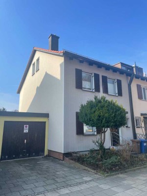Gepflegtes Haus mit fünf Zimmern und EBK in München
