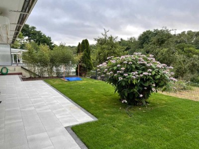 Helle 4-Raum-Wohnung mit Einbauküche, Garten, Garage und geh. Innenausstattung