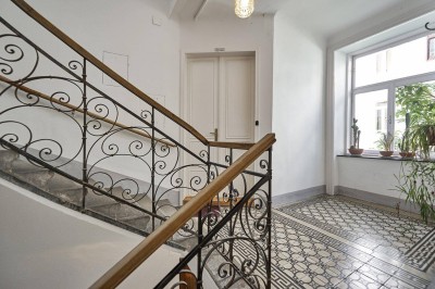Preiswerte 2,5-Zimmer Wohnung mit Sanierungsbedarf in gepflegtem Altbau!