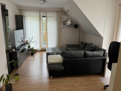 Neuwertige 2-Zimmer-Dachgeschosswohnung möbliert mit Balkon und Küche in Pyrbaum-OT