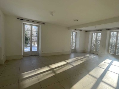 Lichtdurchflutete, großzügige 2-Zimmer-Wohnung in historischem Anwesen mit Gartenzugang