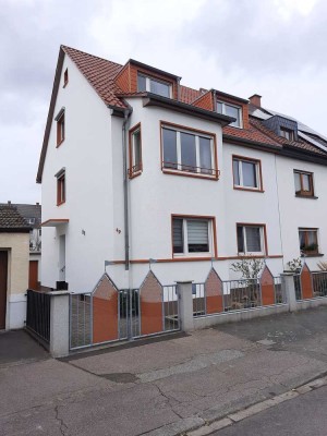 Großzügige 2-Etagen-Wohnung mit gehobener Ausstattung, 2 Bäder, Einbauküche, Klimaanlage im Gastzim.