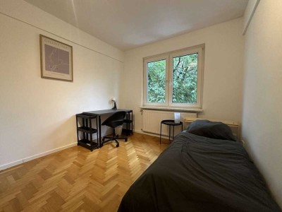 1 WG Zimmer nahe Zentrum ~ Neu möbliert & Saniert ~ WLAN ~ Balkon