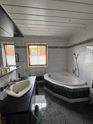 Ansprechende 4,5-Zimmer-EG-Wohnung mit gehobener Innenausstattung mit Balkon und EBK in Auerbach