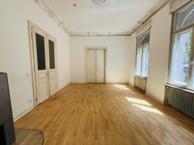 ** Einmalige Chance! Zentrale Altbauwohnung im Dichterviertel! **