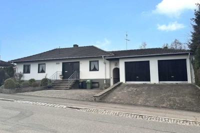 Wunderschönes Grundstück in ruhiger Lage und ein Haus mit viel Potenzial - ideal für eine Familie!