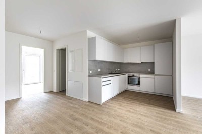 Ab April: Familienwohnung mit EBK und Balkon im Hinterhaus