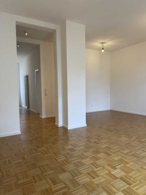 Frisch sanierte 3-Zi-Wohnung mit Balkon und Einbauküche in gepflegtem Mehrfamilienhaus