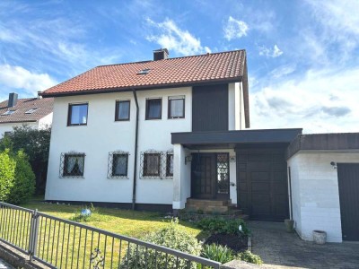 Gepflegtes Einfamilienhaus mit schönem Gartenbereich, Garage und Stellplatz - in Aussichtslage