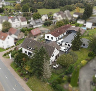 Mehrfamilienhaus mit Büro und Lagergebäuden in zentraler Lage