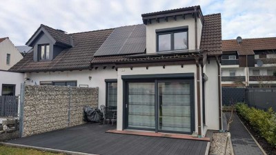 Neusäß // Doppelhaushälfte für 2 Pers mit Wärmepumpe, Wintergarten, PV - Anlage und Südgarten