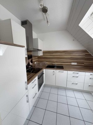 Helle & modernisierte Dachgeschosswohnung in Lampertheim – 2-ZKB mit Balkon & Stellplatz