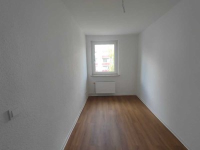 Helle freundliche Dreiraumwohnung mit Balkon und modernen Badezimmer